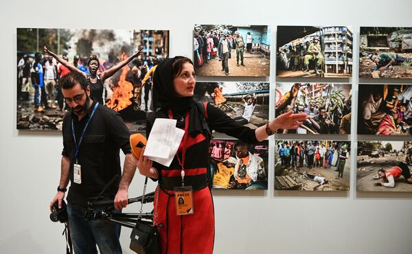 Журналисты на открытии выставки победителей IV международного конкурса фотожурналистики имени Андрея Стенина в Москве - Sputnik Азербайджан