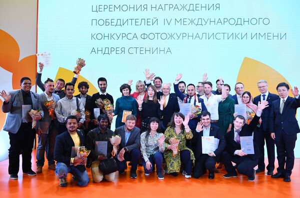 Победители IV международного конкурса фотожурналистики имени Андрея Стенинана на торжественной церемонии награждения  в Москве - Sputnik Азербайджан