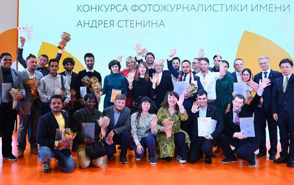 Победители IV международного конкурса фотожурналистики имени Андрея Стенинана на торжественной церемонии награждения  в Москве - Sputnik Азербайджан