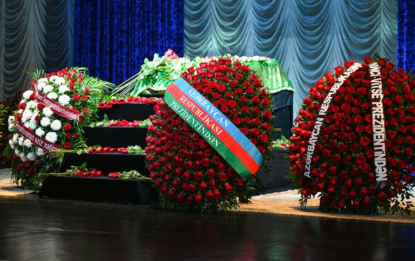 В Баку прошла церемония прощания с народной артисткой Амалией Панаховой - Sputnik Азербайджан