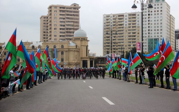 В Баку прошел велопробег, приуроченный ко Дню Государственного флага - Sputnik Азербайджан