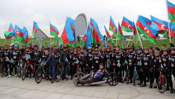 В Баку прошел велопробег, приуроченный ко Дню Государственного флага - Sputnik Азербайджан