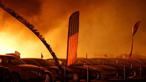 Американский флаг в охваченном пожаром городе Парадас, Калифорния - Sputnik Azərbaycan
