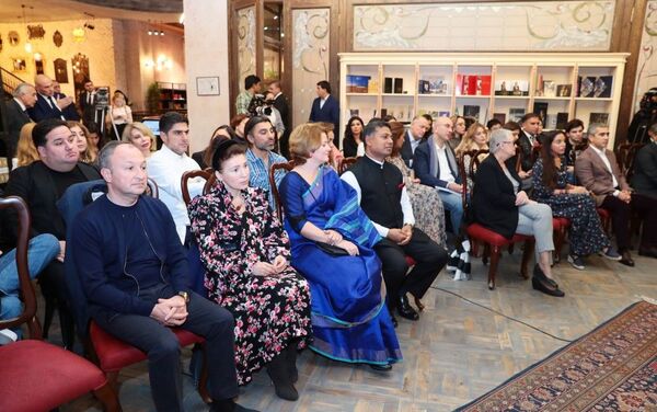 Вице-президент Фонда Гейдар Алиев Лейла Алиева приняла участие во встрече и на презентации книги всемирно известного йогина Садхгуру - Sputnik Азербайджан