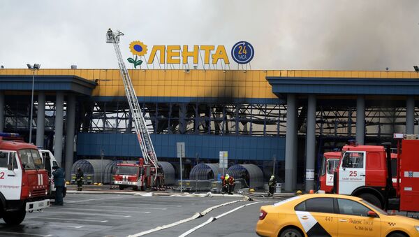 Пожар в ТЦ Лента в Санкт-Петербурге - Sputnik Азербайджан
