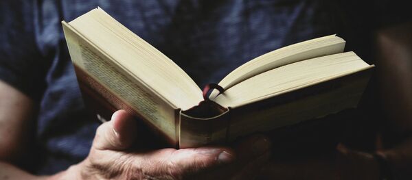 Женщина читает книгу, фото из архива Женщина читает книгу, фото из архива - Sputnik Азербайджан