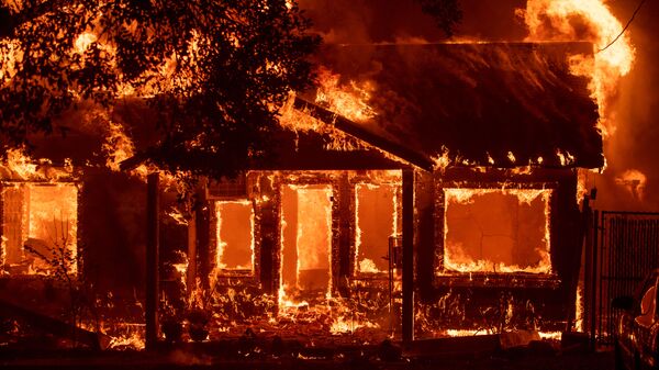 Горящий дом в американском городе Парадайс, Калифорния, который был полностью уничтожен лесными пожарами - Sputnik Азербайджан