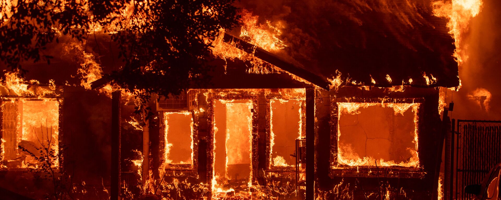 Горящий дом в американском городе Парадайс, Калифорния, который был полностью уничтожен лесными пожарами - Sputnik Азербайджан, 1920, 20.04.2021