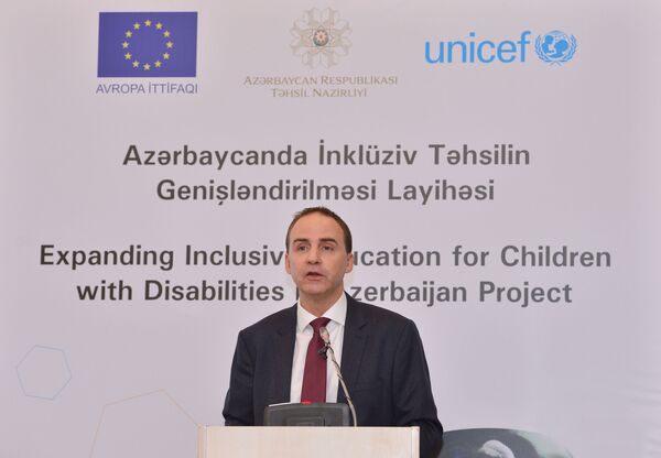 Глава представительства UNICEF в Азербайджане Эдвард Карварди Глава представительства UNICEF в Азербайджане Эдвард Карварди - Sputnik Азербайджан
