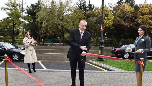 Президент Ильхам Алиев и Первая леди Мехрибан Алиева на открытии административного здания Центра развития электронного правительства - Sputnik Азербайджан