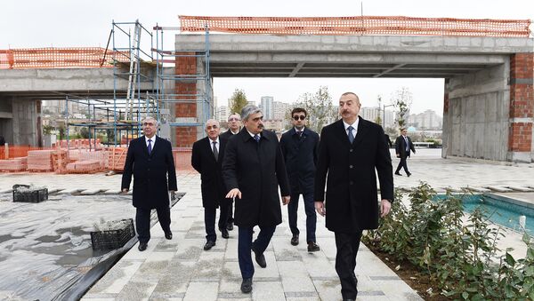 Президент Ильхам Алиев ознакомился с состоянием выполнения работ по благоустройству и созиданию, проводимых вокруг мечети Тезепир - Sputnik Азербайджан