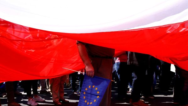Флаги Польши и ЕС - Sputnik Азербайджан