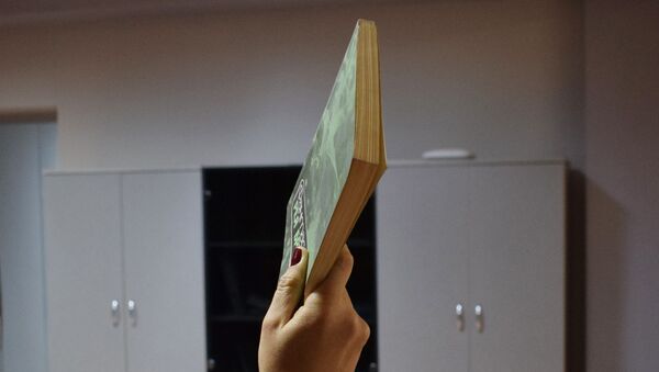 Книга в руке женщины, фото из архива - Sputnik Азербайджан