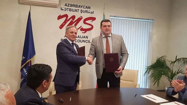 Azərbaycan Mətbuat Şurası ilə Rusiya Jurnalistlər İttifaqı arasında Memorandum imzalanıb - Sputnik Azərbaycan