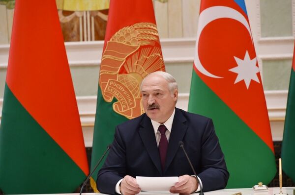 Президент Алиев анонсировал покупку очередной партии военной техники из Беларуси - Sputnik Азербайджан