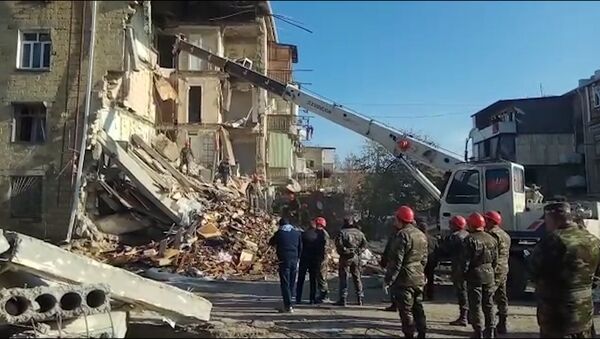 Кадры взрыва жилого дома в Гяндже – спасательная операция - Sputnik Азербайджан