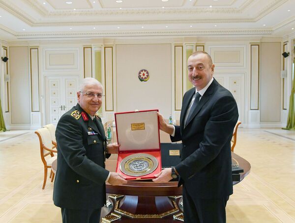Президент Алиев: участие турецких офицеров в парадах в Баку доказывает союз АР и Турции Президент Алиев: участие турецких офицеров в парадах в Баку доказывает союз АР и Турции - Sputnik Азербайджан