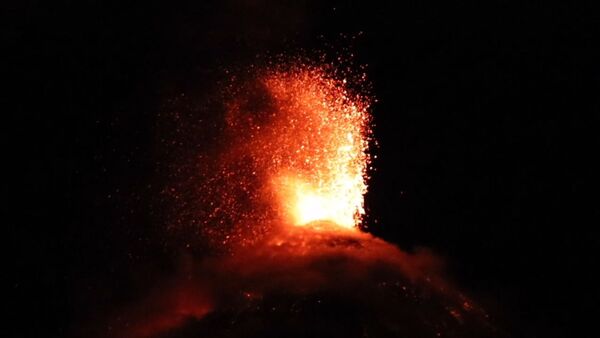 Беспокойный вулкан Фуэго в Гватемале - Sputnik Азербайджан