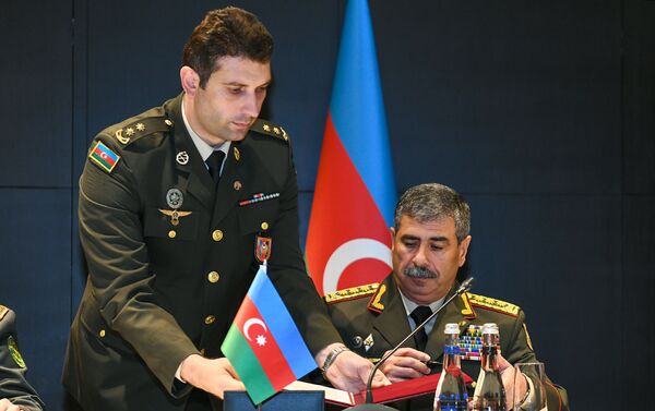 Müdafiə naziri, general-polkovnik Zakir Həsənov protokol imzalayarkən - Sputnik Azərbaycan