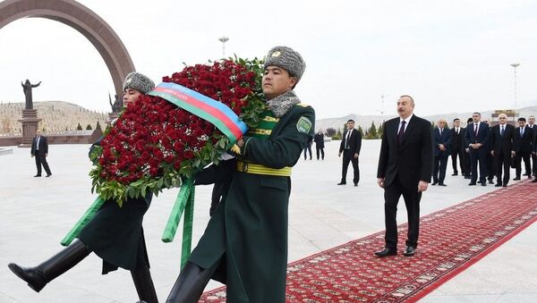 Prezident İlham Əliyev Aşqabadda “Xalq xatirəsi” memorial kompleksini ziyarət edib - Sputnik Azərbaycan