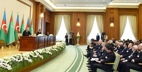 Президент Алиев: Азербайджан и Туркменистан объединяют история, общие корни и традиции Президент Алиев: Азербайджан и Туркменистан объединяют история, общие корни и традиции - Sputnik Азербайджан
