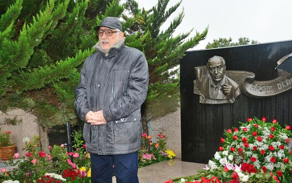Родные и близкие и друзья Расима Оджагова посетили могилу мастера во второй Аллее почетного захоронения - Sputnik Азербайджан