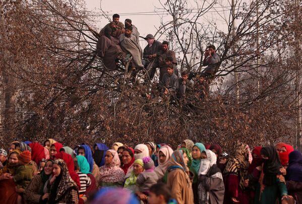 Люди на похоронах Явара Ахмада в деревне Батнур, Индия  - Sputnik Азербайджан