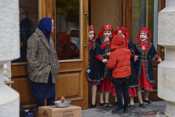 Девочки в национальных костюмах у входа в оперный театр в Кутаиси, Грузия - Sputnik Азербайджан