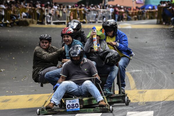 Соревнования по гонкам на самодельных автомобилях в колумбийском городе Медельин - Sputnik Азербайджан