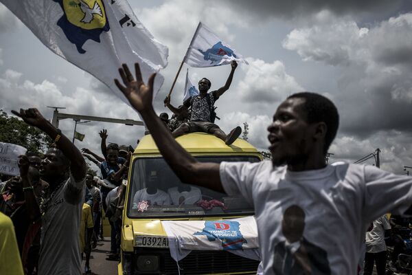 Сторонники лидера радикального оппозиции республики Конго Мартэна Файюлу радуются началу его предвыборной кампании в Киншасе  - Sputnik Азербайджан