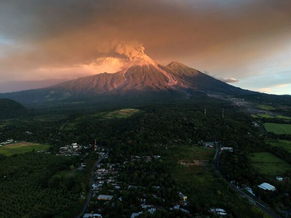Извергающийся пепел вулкана Фуэго, Гватемала  - Sputnik Азербайджан