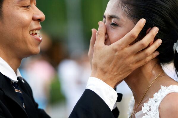 Жених утешает свою невесту, проигравшую забег невест в Таиланде - Sputnik Азербайджан
