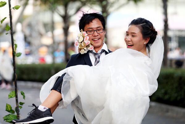 Участники Забега невест в Бангкоке, Таиланд - Sputnik Азербайджан