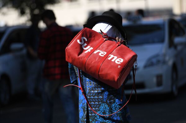 Логотип Supreme признан самым узнаваемым в мире Логотип Supreme признан самым узнаваемым в мире - Sputnik Азербайджан