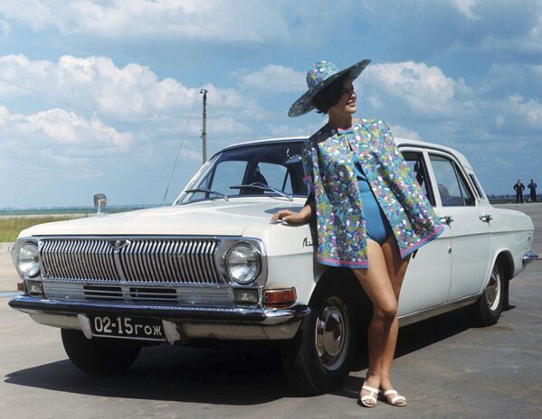 Реклама советского автомобиля ГАЗ-24 Волга - Sputnik Азербайджан