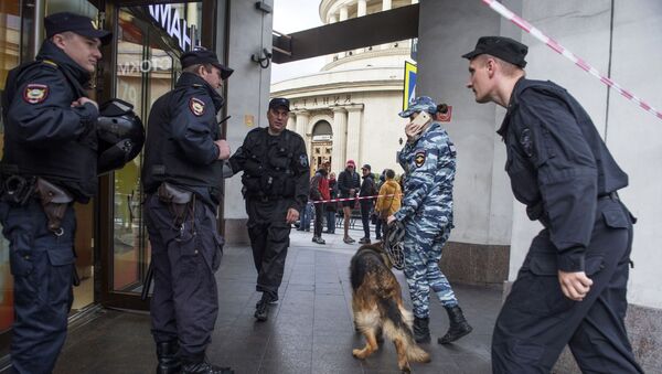 Сотрудники полиции у торгового центра в Санкт-Петербурге - Sputnik Азербайджан