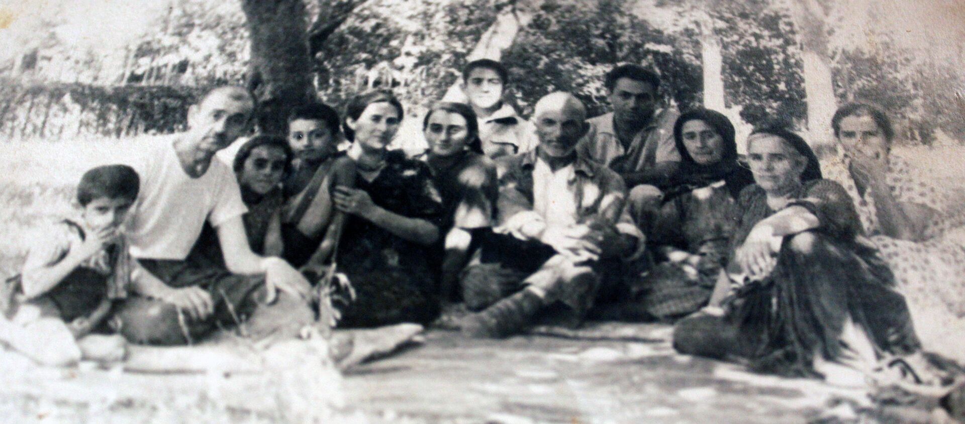 Molla Mustafa Şeyxzadənin ailə üzvləri – repressiya qurbanları - Sputnik Azərbaycan, 1920, 30.11.2018