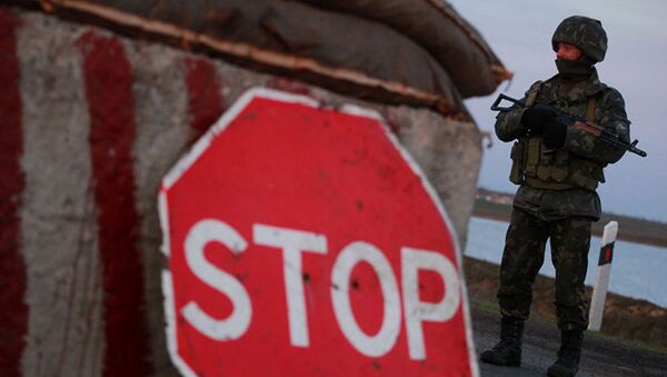 Украинский военный на контрольно-пропускном пункте, фото из архива - Sputnik Азербайджан