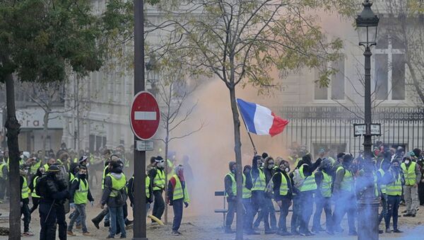 Акция протеста автомобилистов жёлтые жилеты в Париже - Sputnik Азербайджан