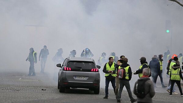 Акция протеста автомобилистов жёлтые жилеты в Париже - Sputnik Azərbaycan
