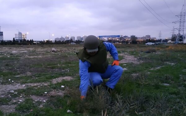 Неразорвавшийся боеприпас на территории Низаминского района города Баку - Sputnik Азербайджан