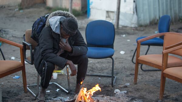 Беженец в лагере Джунгли в Кале во Франции - Sputnik Азербайджан
