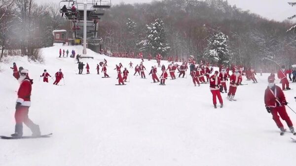 Сотни Санта-Клаусов прокатились на лыжах - Sputnik Азербайджан