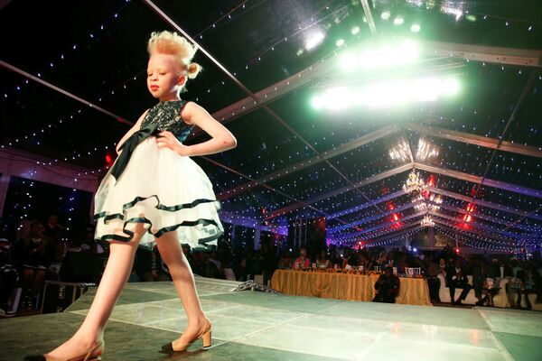 Первый  в мире конкурс красоты для альбиносов Mr. & Miss Albinism East Africa в Кении - Sputnik Азербайджан