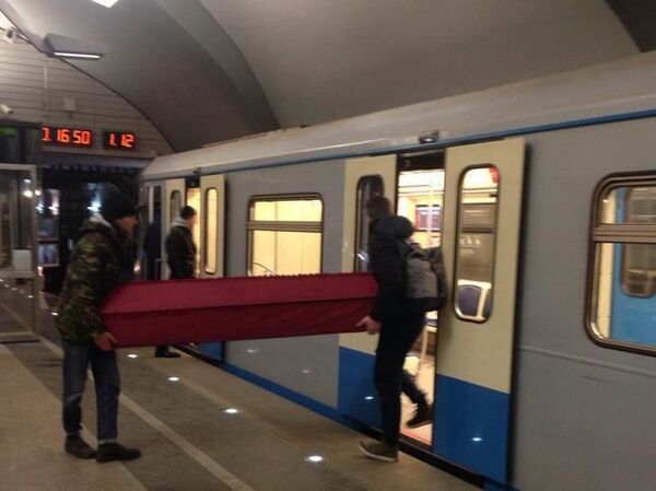 Пассажир перевез гроб в московском метро: груз измерили и осмотрели Пассажир перевез гроб в московском метро: груз измерили и осмотрели - Sputnik Азербайджан