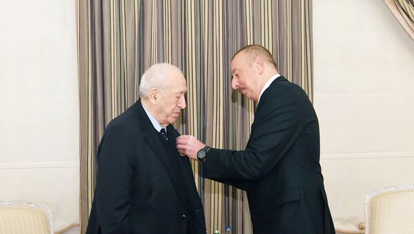 Президент Ильхам Алиев вручил народному художнику Таиру Салахову орден - Sputnik Азербайджан