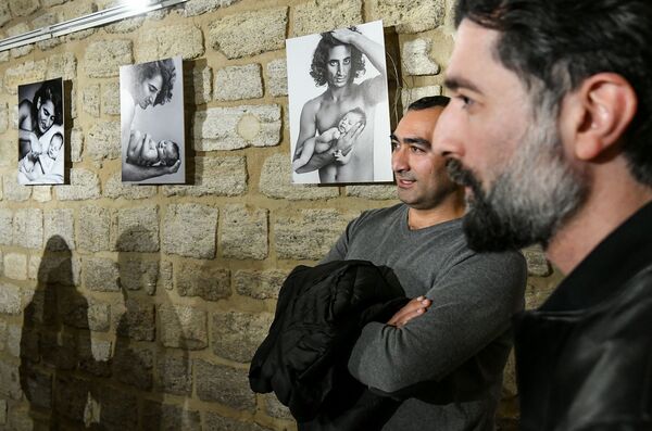 Фотовыставка Красивое отцовство в галерее Art Tower - Sputnik Азербайджан