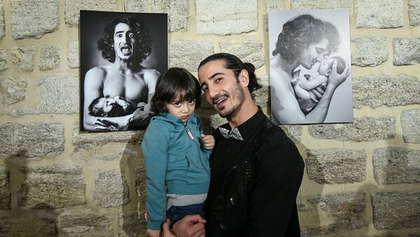 Фотовыставка Красивое отцовство в галерее Art Tower - Sputnik Азербайджан
