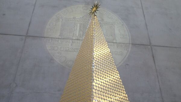 В Германии установили рождественскую елку из золотых монет - Sputnik Азербайджан