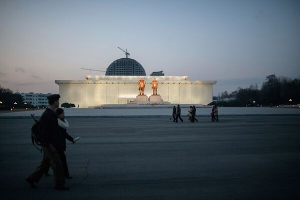 Статуи лидеров КНДР Ким Ир Сена и Ким Чен Ира в приграничном городе Синыйджу - Sputnik Азербайджан
